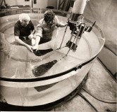 Ferraro e Gianni Beltrani testano delle pinne nella vasca prova della Technisub realizzata da Ferraro negli anni ‘70